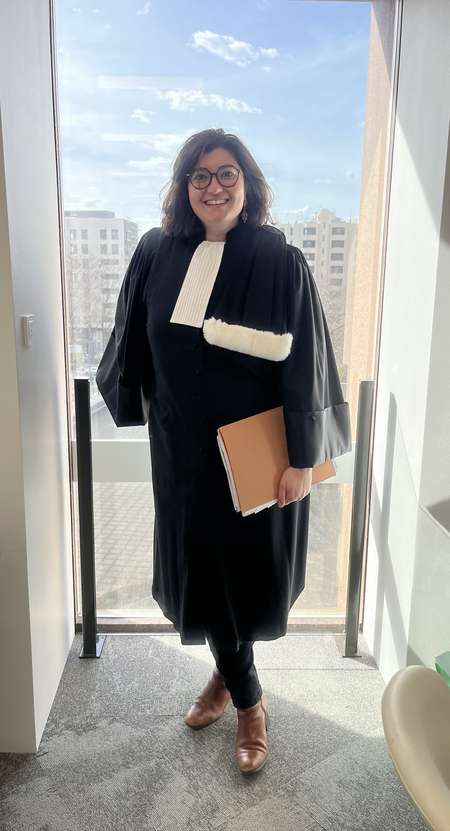 Maître Kahïna WENDLINGER portant sa robe d'avocat